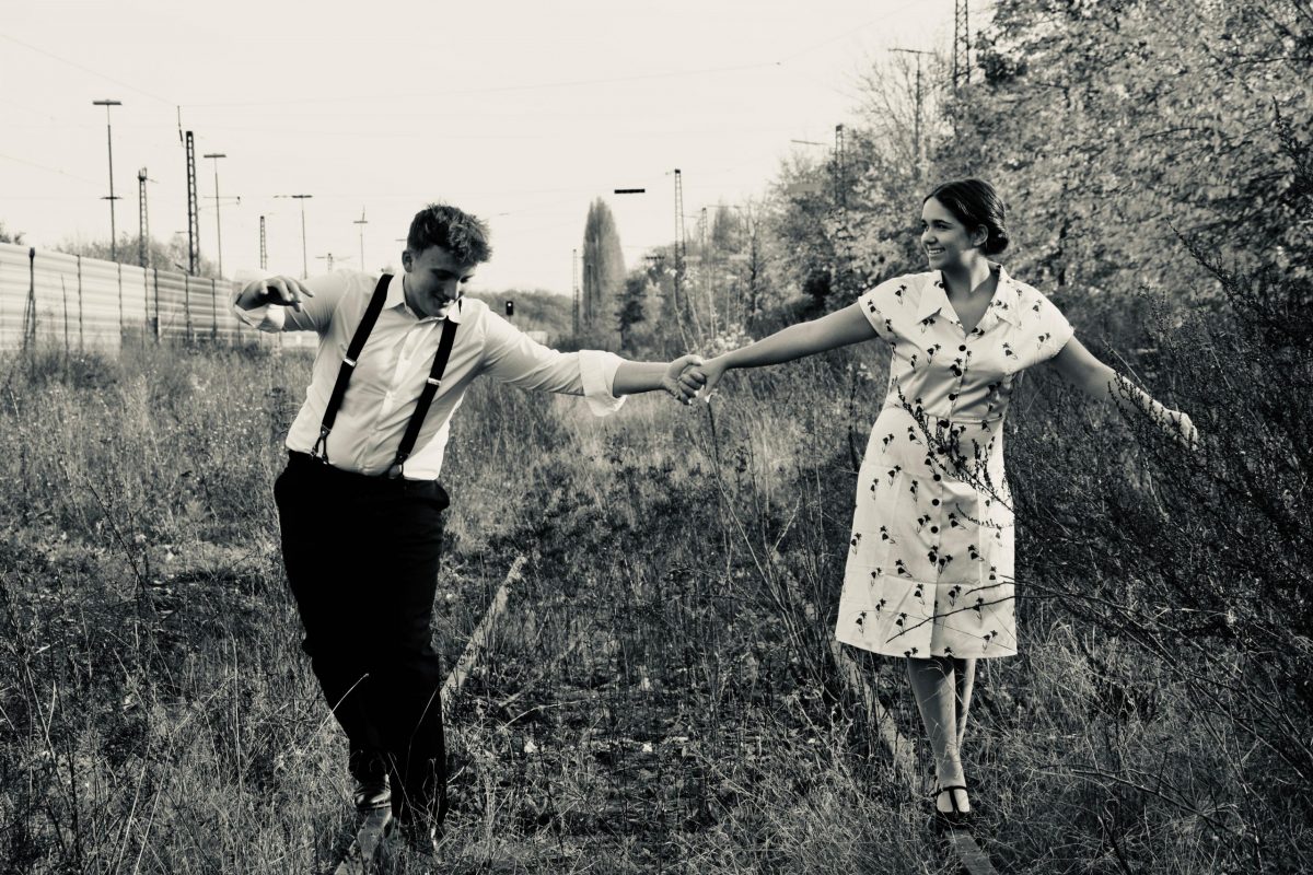 Weite Wege heimwärts - Die Geschichte von Anton und Luisa 2024. Titelmotiv 2, DarstellerInnen des Jungen Theaters Beber (Foto und Montage: Tim Hubert)